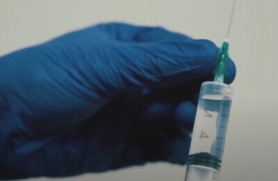 Шприц в руке